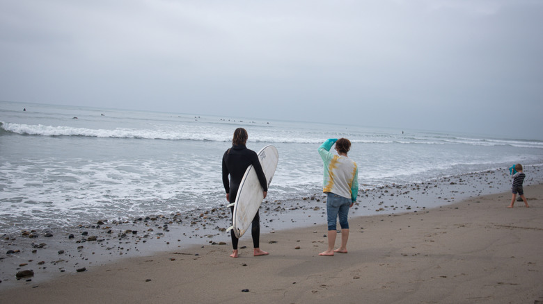 surfeurs à la plage de San Onofre