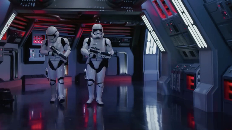 Deux Stormtroopers du Premier Ordre marchant dans le Galaxy's Edge chevauchent Rise of the Resistance