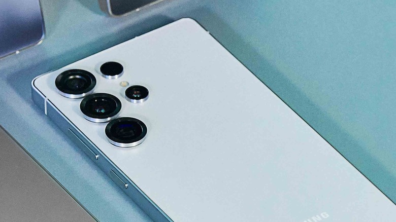 Arrière d’un Samsung Galaxy S25 Ultra posé sur une surface.