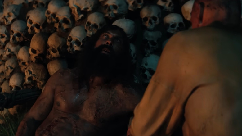 Le Dr Kelson donne une piqûre à Samson dans 28 ans plus tard : Le Temple des Os