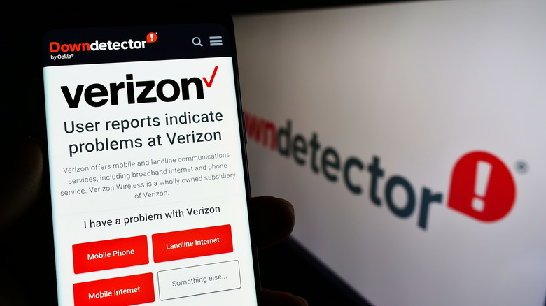 Site Web de Verizon sur un smartphone affiché à côté de l'écran montrant le site Web de Down Detector