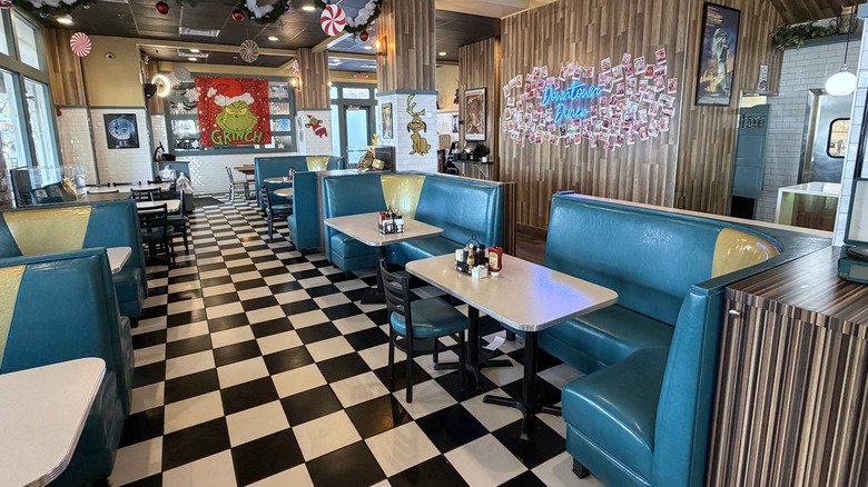 Cabines carrelées en damier du Downtown Diner Célébration