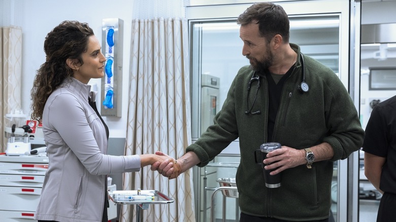 Al-Hashimi et Robby se serrant la main 