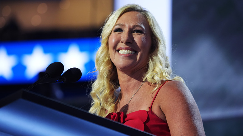 Marjorie Taylor Greene dans une robe rouge sans manches sur scène