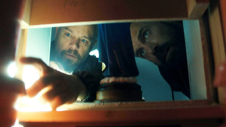 Matt Damon dans le rôle de Dane Dumars et Ben Affleck dans le rôle de JD Byrne enquêtent sur un espace sombre dans The Rip