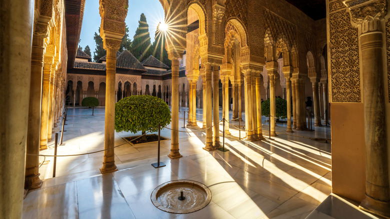 Intérieur du palais de l'Alhambra largement décoré à Grenade, Espagne