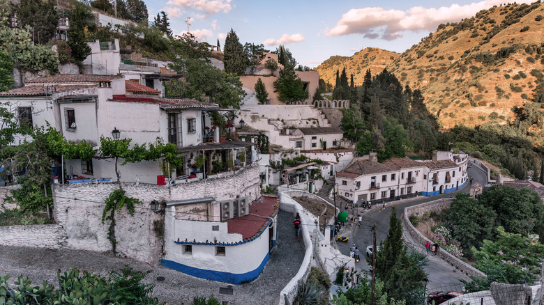 Habitations troglodytes historiques peintes en blanc à Grenade, Espagne