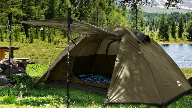 Tente de camping Forceatt près d'un lac et de grands arbres