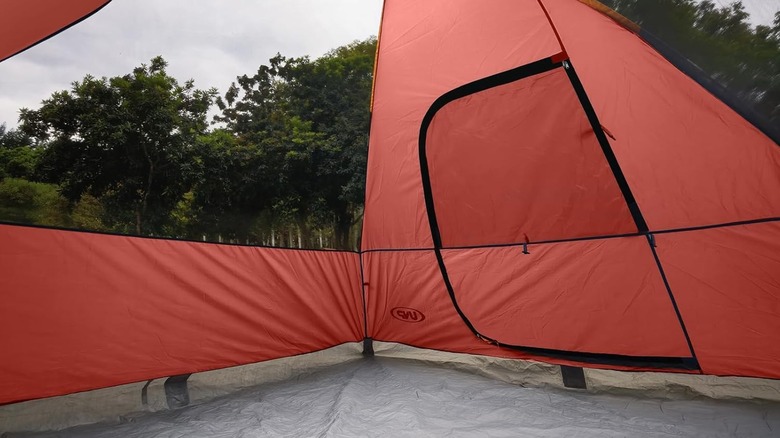 Tente de camping à dôme rouge UNP de l'intérieur