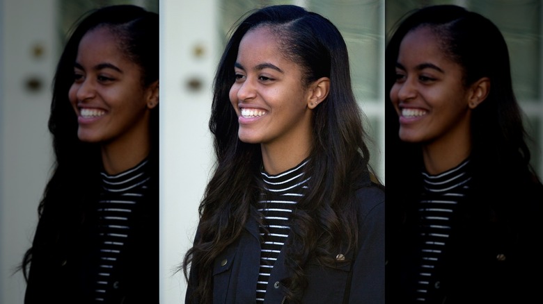 Malia Obama portant ses cheveux longs avec des boucles aux extrémités lors d'un événement en 2015