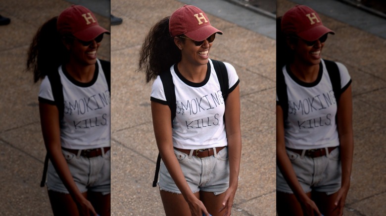 Malia Obama porte ses cheveux en queue de cheval volumineuse avec une casquette au festival Budweiser Made in America