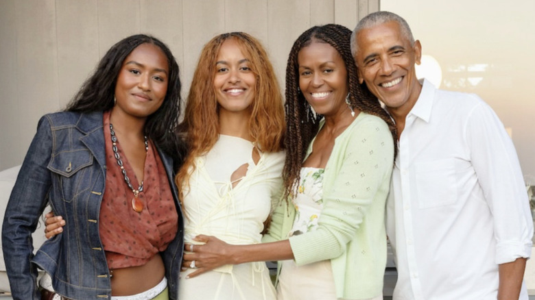 Photo de famille Obama où Malia montre ses cheveux cuivrés