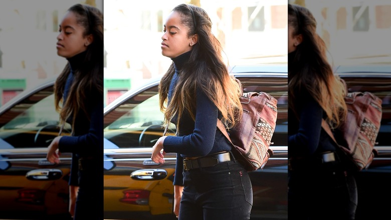 Malia Obama porte ses cheveux semi-tirés en arrière avec des pointes blondes