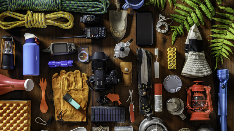 Vue aérienne de l'essentiel du matériel de camping