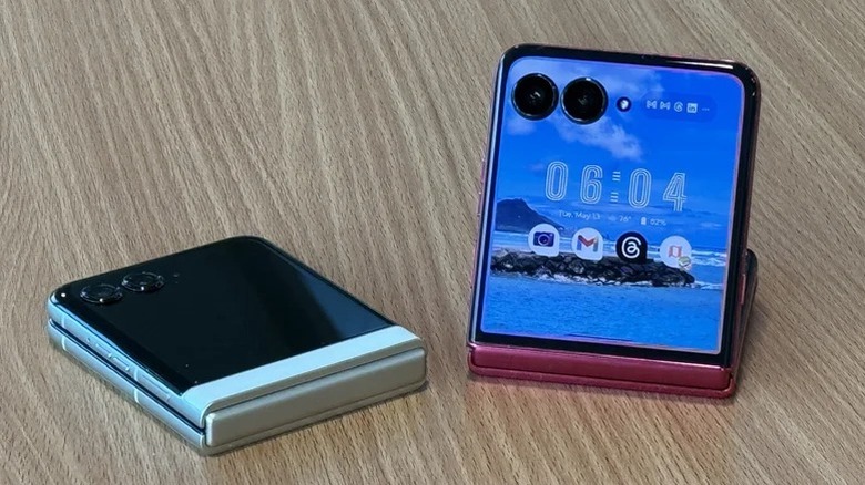 Deux modèles de Motorola Razr Ultra posés sur une table