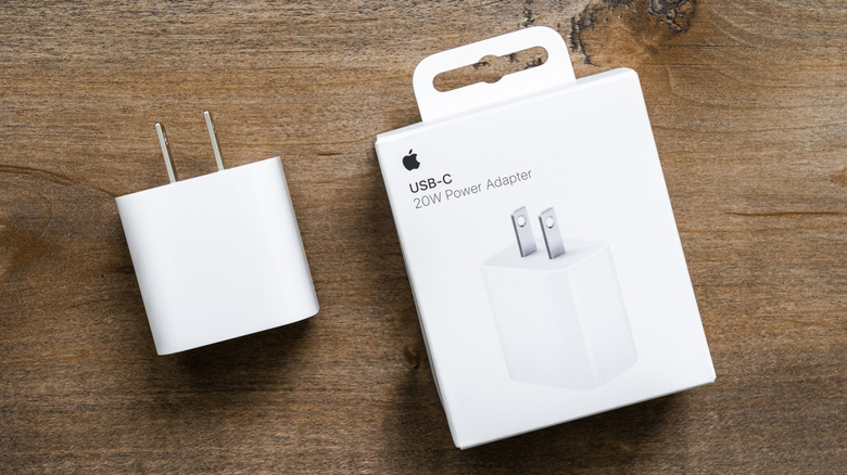 Chargeur iPhone 20 Watt et son présentoir sur une surface en bois