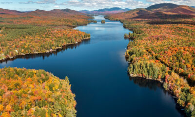 Cette ville du lac de New York propose un hébergement au bord de l'eau avec une vue imprenable sur les Adirondacks