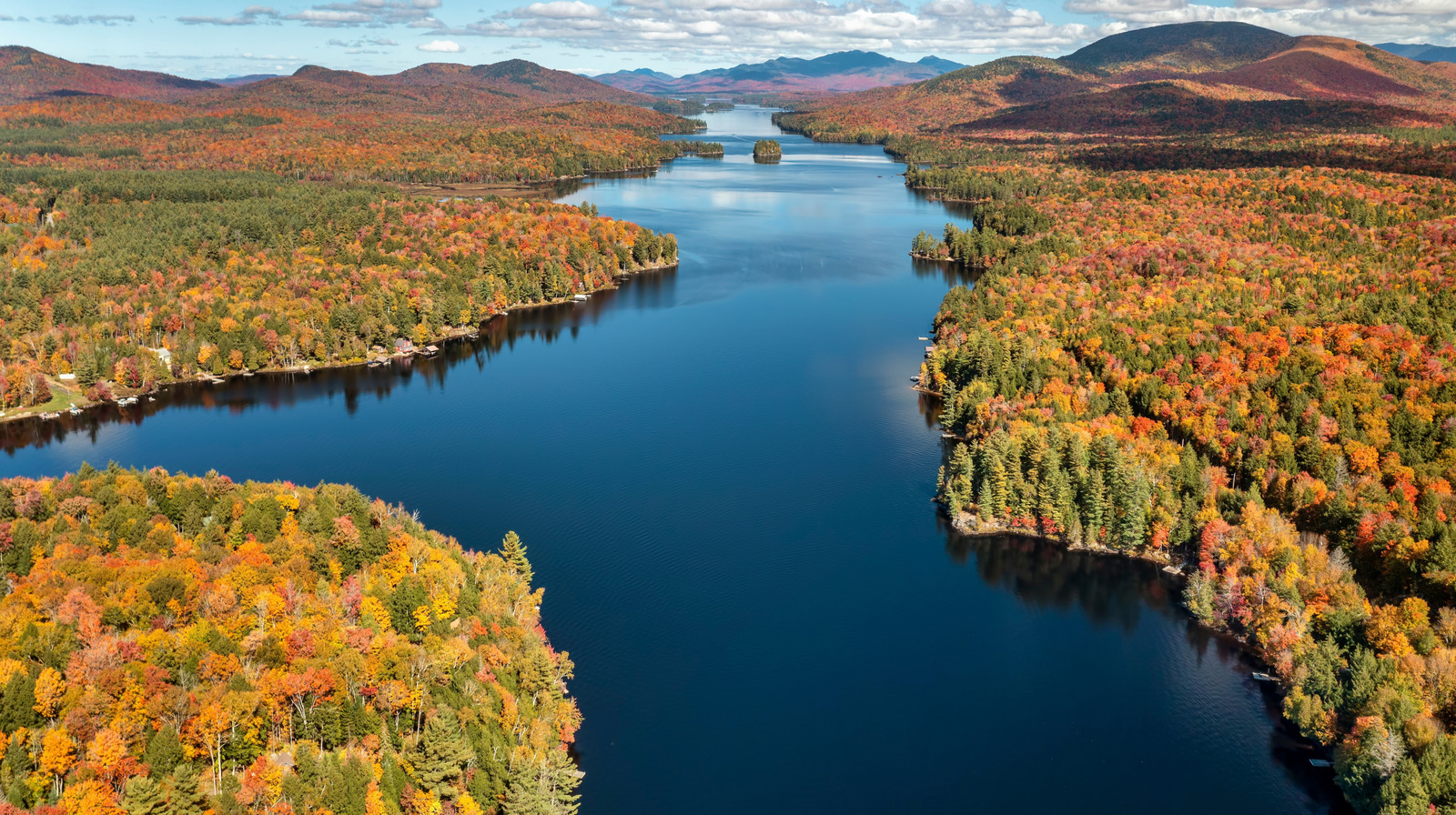 Cette ville du lac de New York propose un hébergement au bord de l'eau avec une vue imprenable sur les Adirondacks