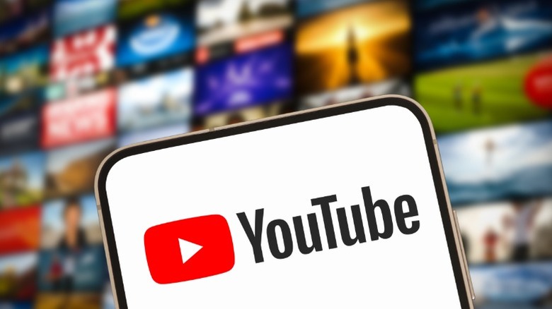 Logo de l'application YouTube sur un téléphone