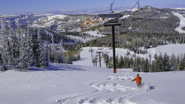 un skieur descend le Brian Head Resort