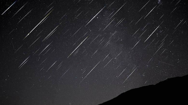 pluie de météores la nuit étoilée