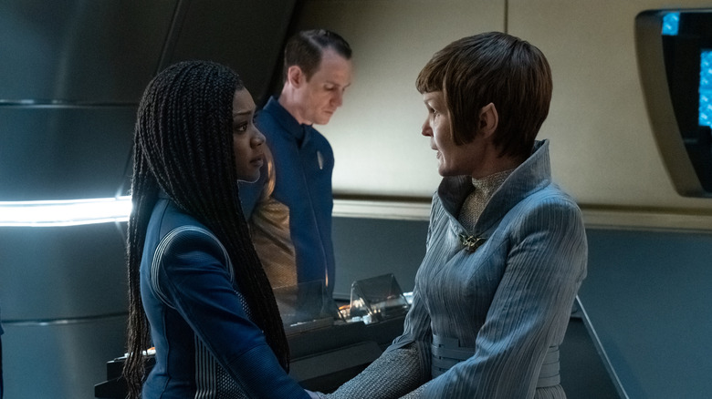 Michael Burnham et T'Rina se donnent la main dans Star Trek : Discovery