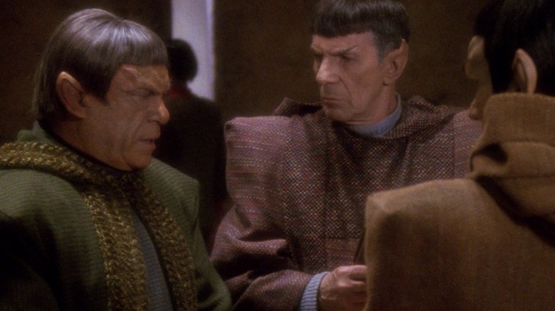 Un commandant romulien et Spock parlent de Star Trek : The Next Generation