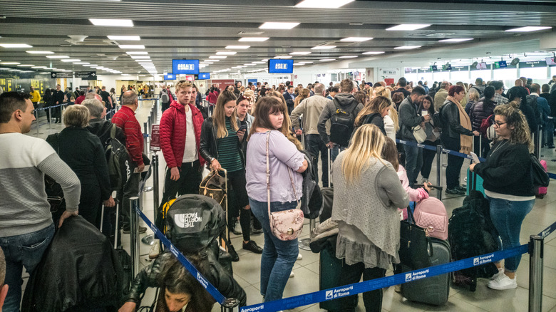 Longues files d'attente à l'aéroport de Rome Fiumicino.