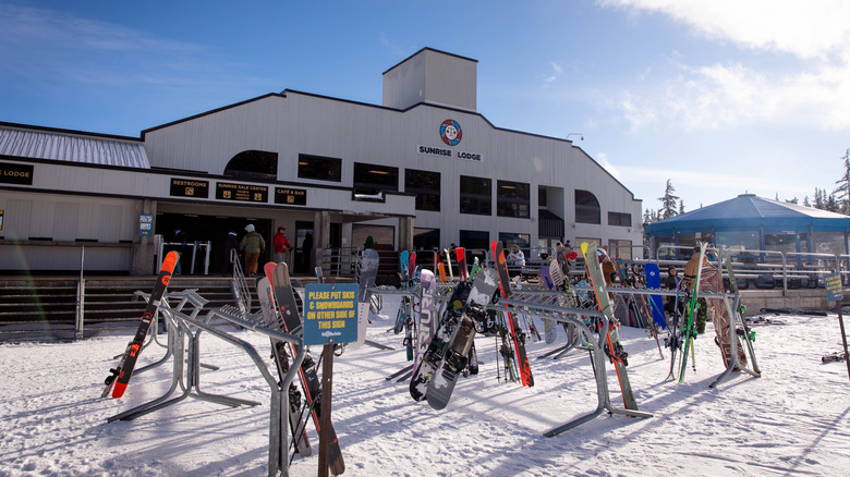 Skis calés à l'extérieur du Sunrise Lodge au mont. Station de ski Bachelor.