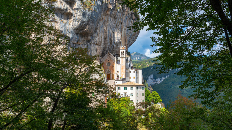 Vue du Santuario Madonna Della Corona sur la falaise du Monte Baldo