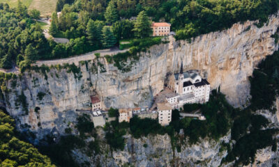 Cette attraction en Italie est un sanctuaire à flanc de falaise qui semble défier les lois de la physique