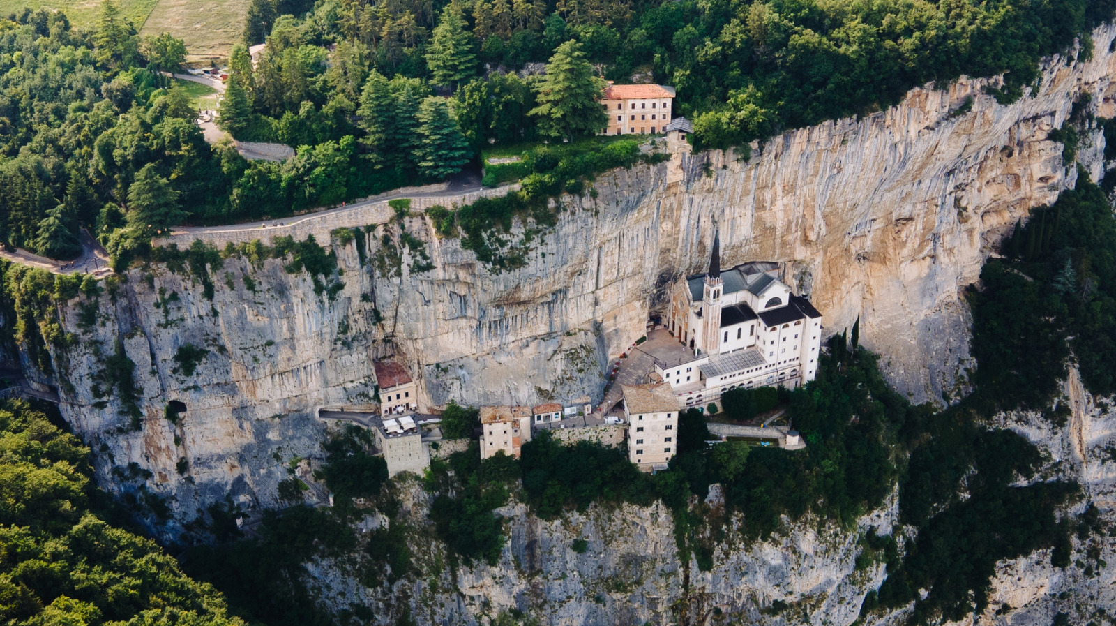 Cette attraction en Italie est un sanctuaire à flanc de falaise qui semble défier les lois de la physique