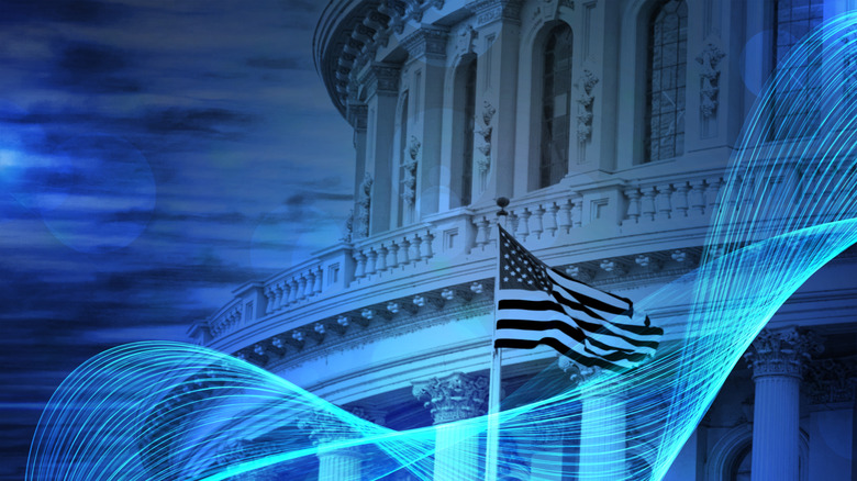 Une image agrandie de la capitale américaine avec le drapeau américain devant.