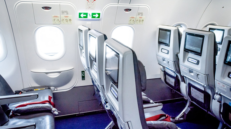 rangée de sortie de secours sur un avion commercial