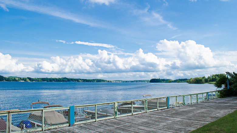 Des bateaux ont accosté le long du bord de la promenade du lac Conneaut, dans l'ouest de la Pennsylvanie.