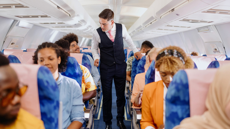 une hôtesse de l'air parle au passager