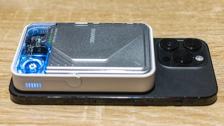 Banque d'alimentation Sharge IceMag 2 chargeant un téléphone