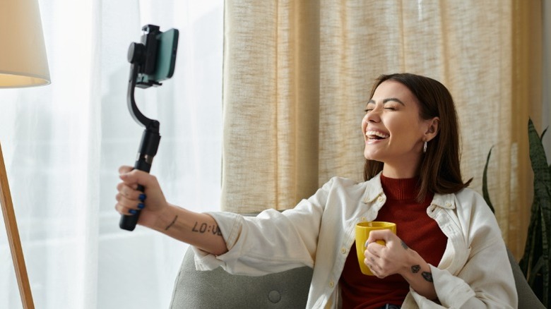 Femme filmant un vlog avec un téléphone