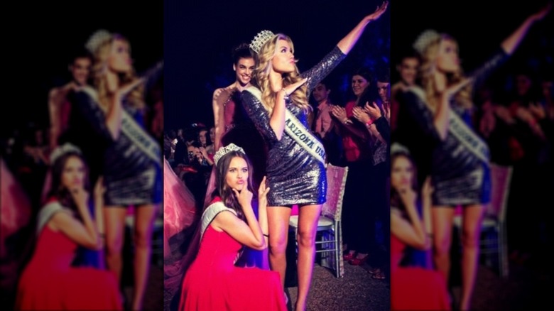 Erika Kirk dans une robe courte et brillante