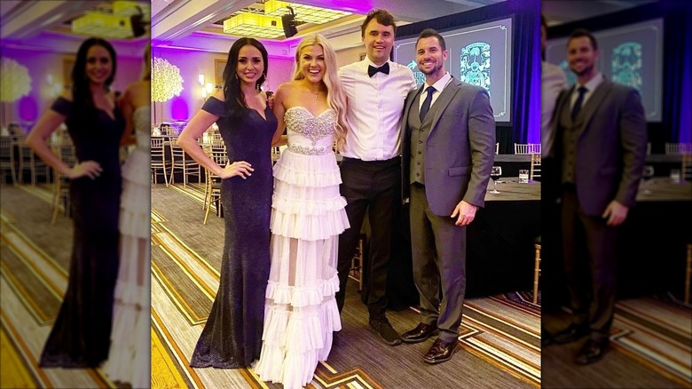 Erika Kirk posant avec des amis dans une robe de mariée