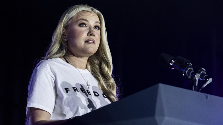 Erika Kirk s'exprimant sur scène