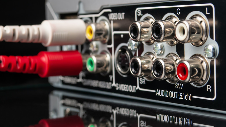 Câbles audio de type ancien branchés sur des prises RCA