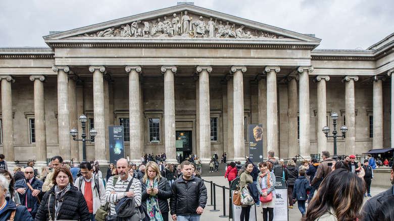 Foule de touristes devant le British Museum de Londres