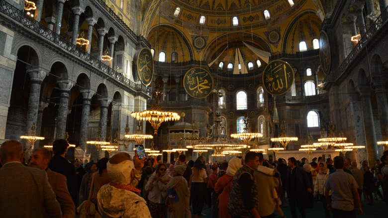 Des foules de touristes à l'intérieur de la mosquée Sainte-Sophie à Istanbul, Turquie