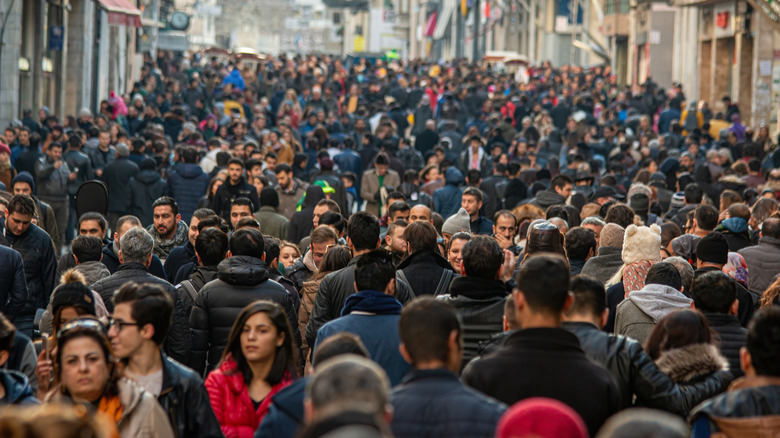 Des foules de gens marchant dans Istanbul, Turquie
