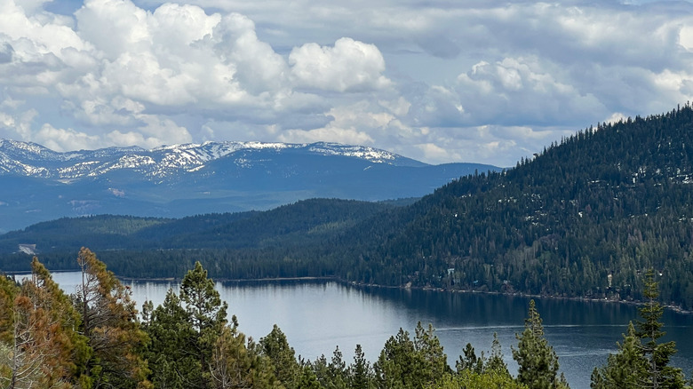 Une vue aérienne du lac Donner, en Californie