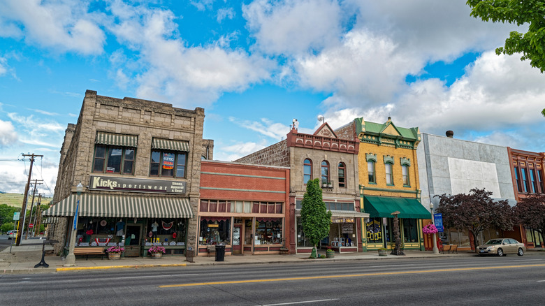 Bâtiments historiques restaurés le long de la rue Main à Baker City, Oregon