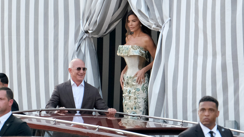 Jeff Bezos et Lauren Sanchez quittent l'hôtel Aman à Venise avant le mariage de Jeff Bezos et Lauren Sanchez le 26 juin 2025 à Venise, Italie (2025)