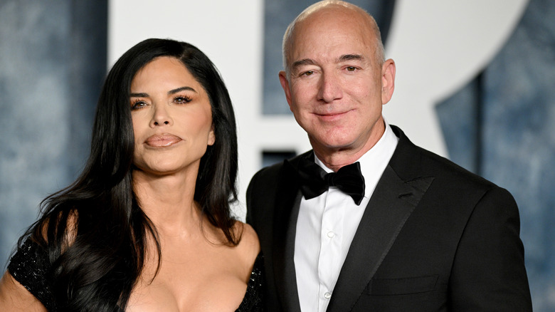 Lauren Sánchez (à gauche) et Jeff Bezos assistent à la soirée des Oscars Vanity Fair 2023 organisée par Radhika Jones au Wallis Annenberg Center for the Performing Arts le 12 mars 2023 à Beverly Hills, Californie (2023)