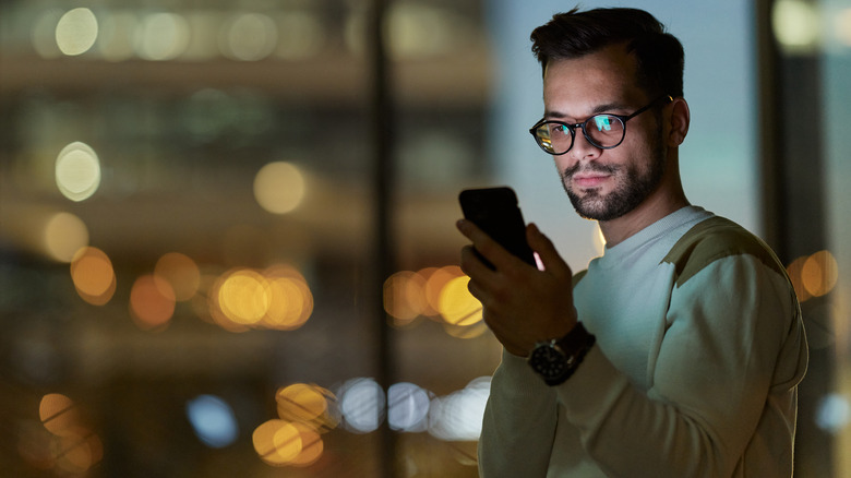 Personne utilisant un smartphone.